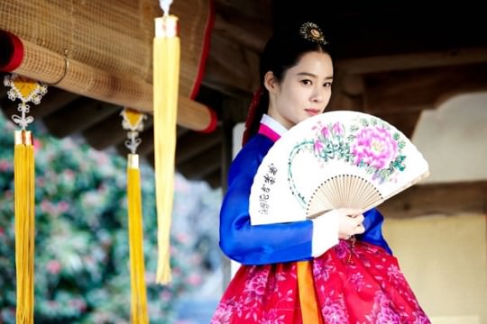 女優キム ヒョンジュ 魅惑的な扇の舞を披露 韓国の芸能ニュース 韓国旅行 コネスト