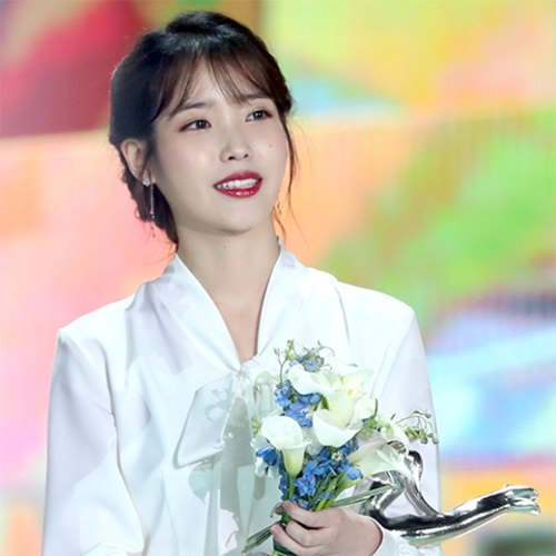 ゴールデンディスク Iu デビュー10年で大賞受賞 故ジョンヒョンさん追慕 韓国の芸能ニュース 韓国旅行 コネスト