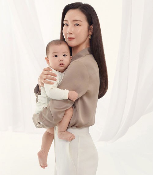 赤ちゃんを抱っこしているチェ ジウ 韓国の芸能ニュース 韓国旅行 コネスト