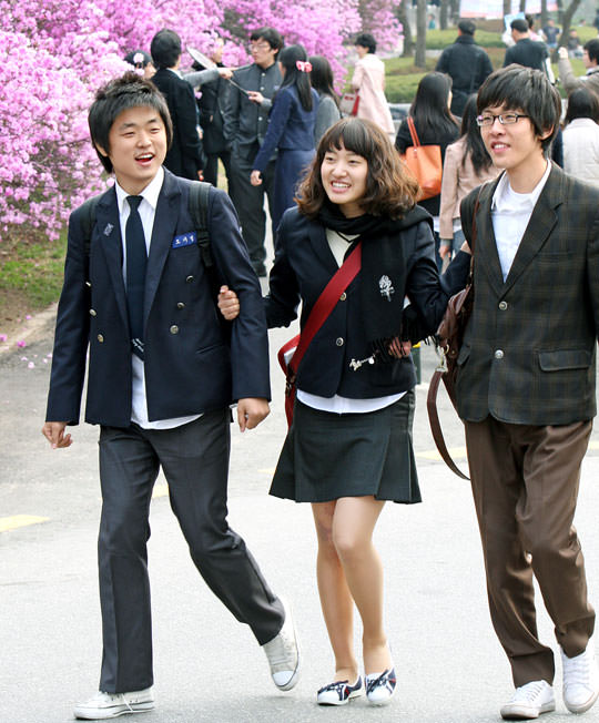 写真 エイプリルフールに高校の制服を着た大学生 韓国の社会 文化ニュース 韓国旅行 コネスト