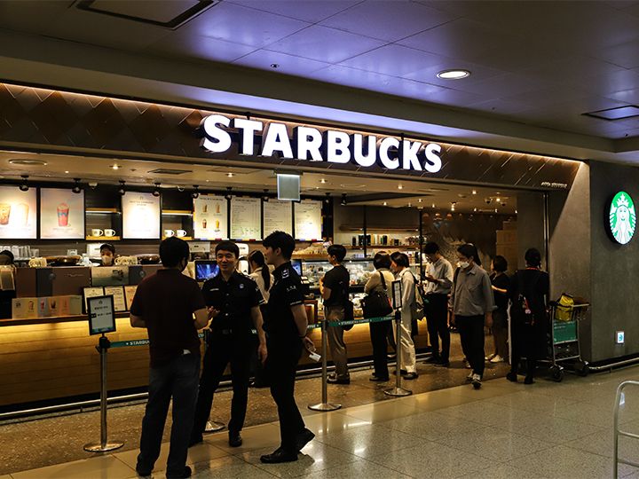 STARBUCKS COFFEE 仁川空港ランド店｜仁川国際空港(仁川)のグルメ・レストラン｜韓国旅行「コネスト」