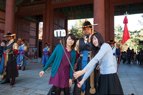 自撮り棒 セルカ棒 と一緒にめぐるソウル 韓国旅行モデルプラン 韓国旅行 コネスト