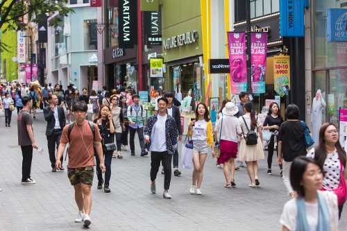 夏日の明洞で街歩きスタイルをチェック Now ソウル 韓国旅行 コネスト