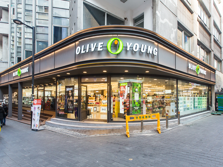 Олив янг. Olive young корейская. Olive young магазин. Biggest Olive young Seoul. Olive young Awards 2020.