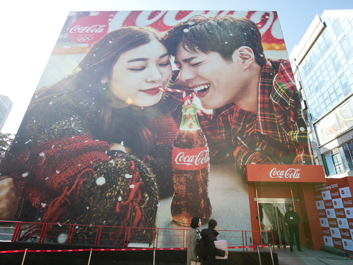 弘大 ホンデ にコカ コーラの巨大自販機 Now ソウル 韓国旅行 コネスト